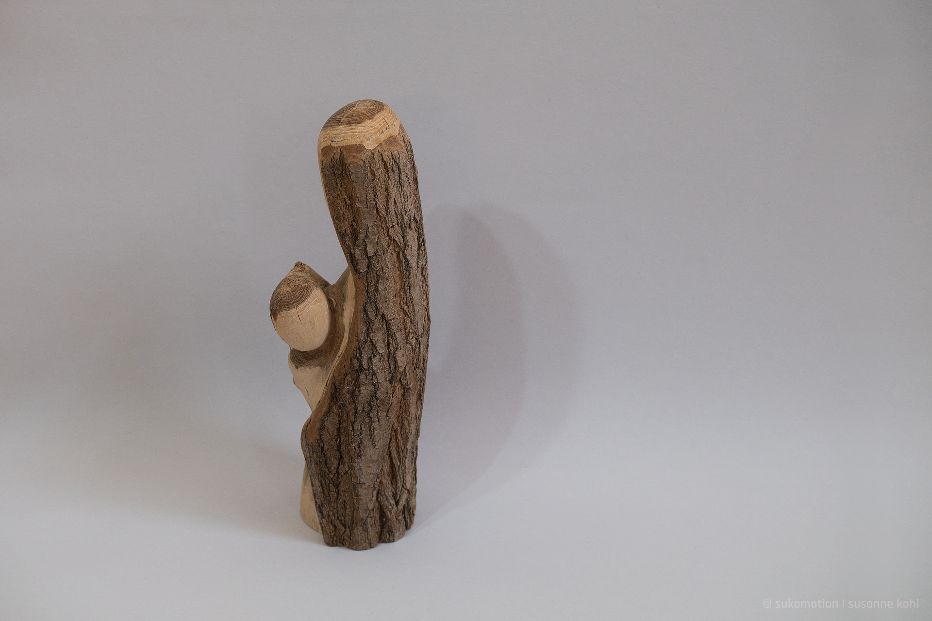 safe & curious - figurative wood sculpture by sukomotion | susanne kohl - berlin