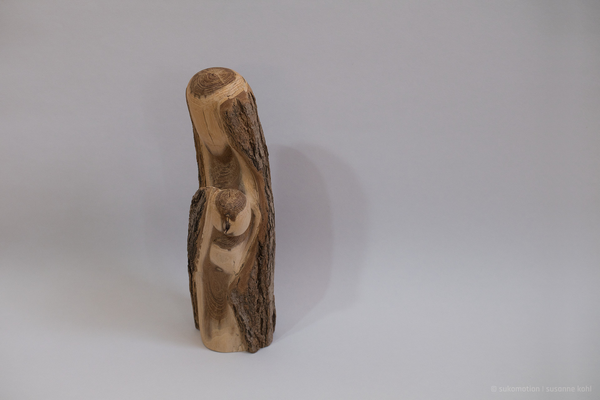 sicher & neugierig - skulptur aus akazienholz von sukomotion | susanne kohl - berlin