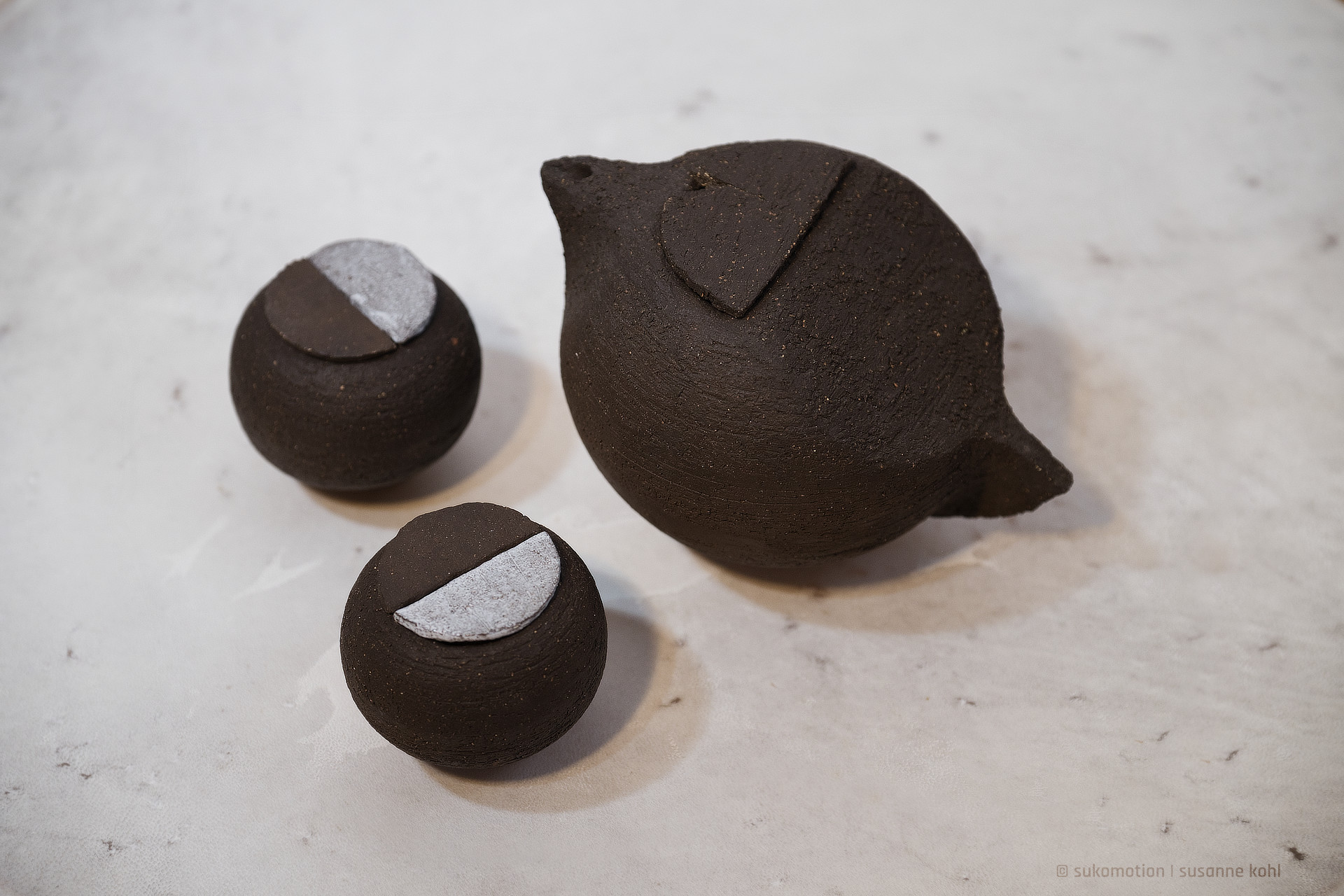 Teeset aus dunklem gebranntem Ton – Teekanne mit zwei kleinen Tassen